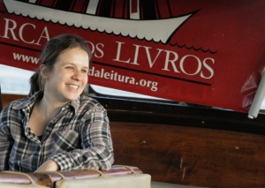 A escritora Katherine Funke, coordenadora do projeto, durante o sarau de abril | foto: Marina Moros